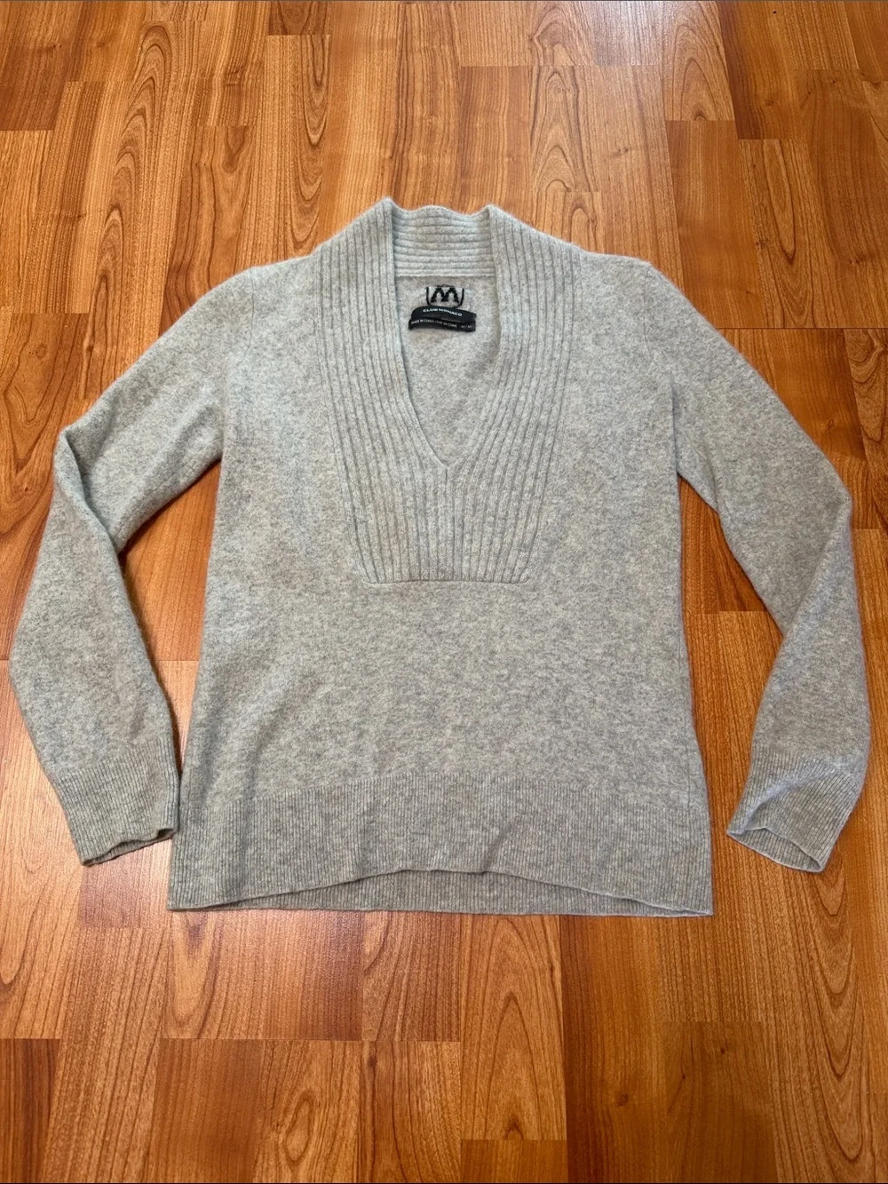 Club Monaco Heather Gray V-Neck Ribbed Knit Sweater